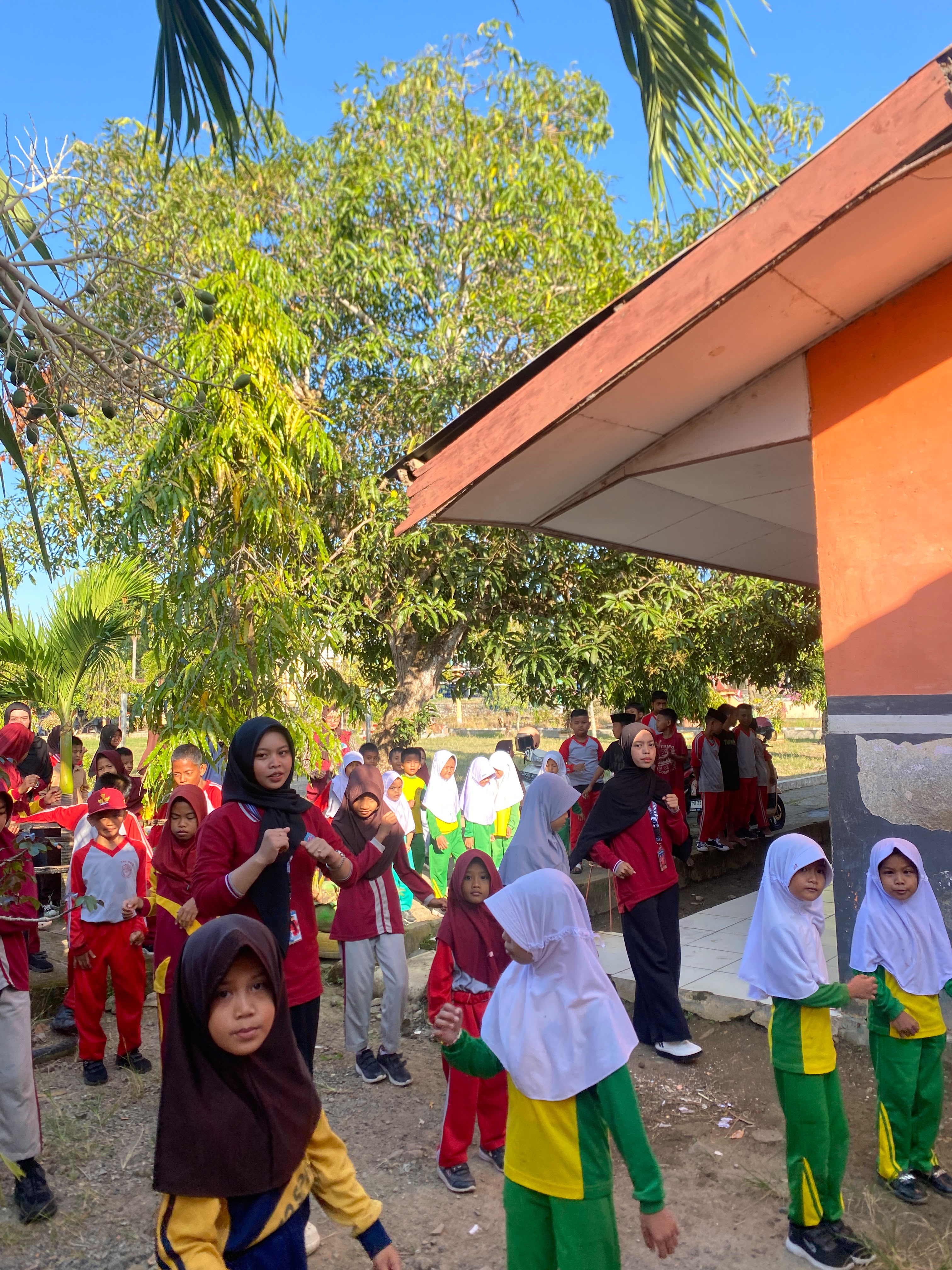 Tingkatkan Kesehatan dan Kekompakan, KKN UNIPRIMA Posko Kelurahan Benteng Gelar Senam Pagi Bersama Siswa SD